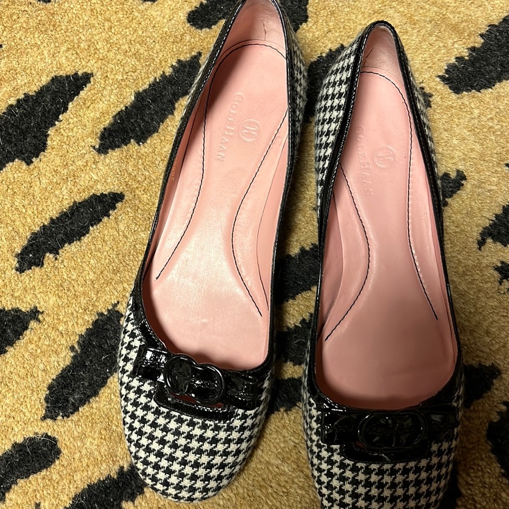 Pretty black and white houndstooth flats. GUC.